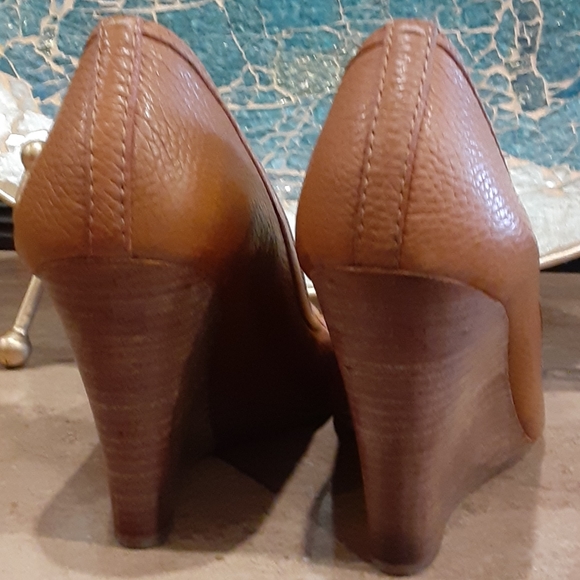 Tory Burch leather "Amanda" peep toe logo wedges - Picture 5 of 14